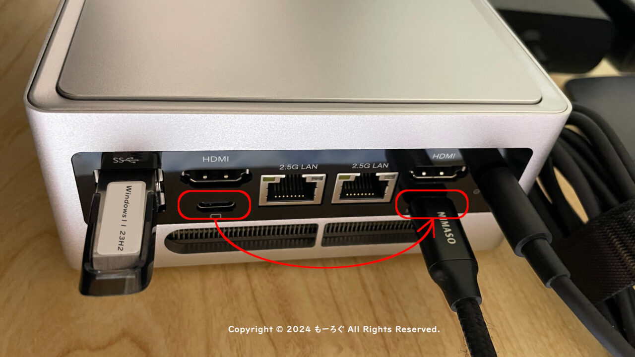 向かって右側USB Type-Cポートへ