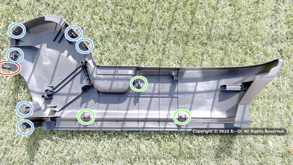 シートサイドの樹脂カバー（取り外し後）（助手席側）