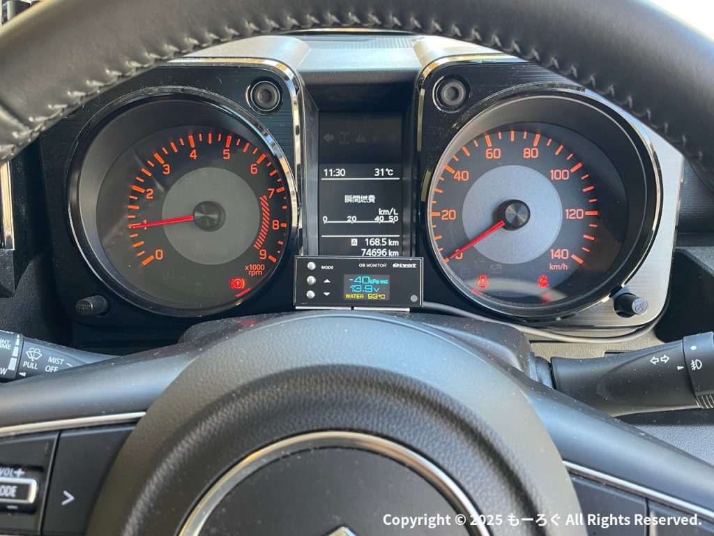 OB MONITOR設置場所：ステアリングコラムカバー上