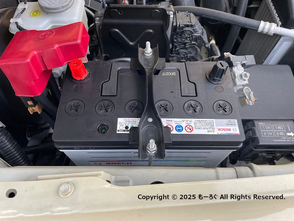 新しいバッテリーを留め具で固定